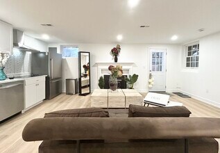 3250 Chestnut St NW, Unit Basement Apartment in Washington, DC - Building Photo - Building Photo