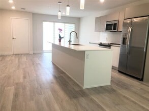 2561 NE 193rd St in Miami, FL - Building Photo - Building Photo