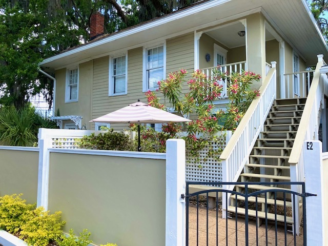 property at 1010 E Victory Dr