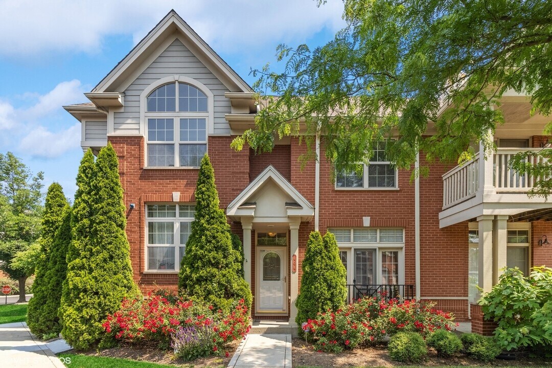 404 Callie Ct in Morton Grove, IL - Building Photo