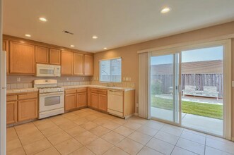 000 Estrella St in Soledad, CA - Foto de edificio - Building Photo