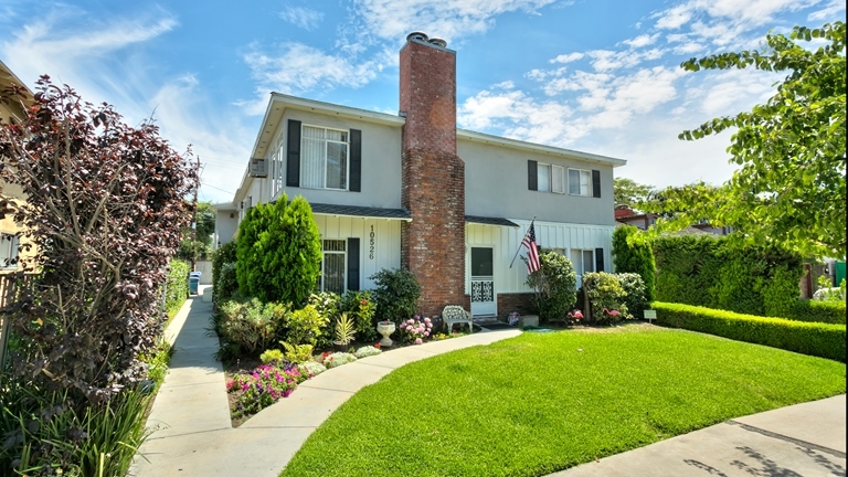 10526 Moorpark Street in Toluca Lake, CA - Building Photo