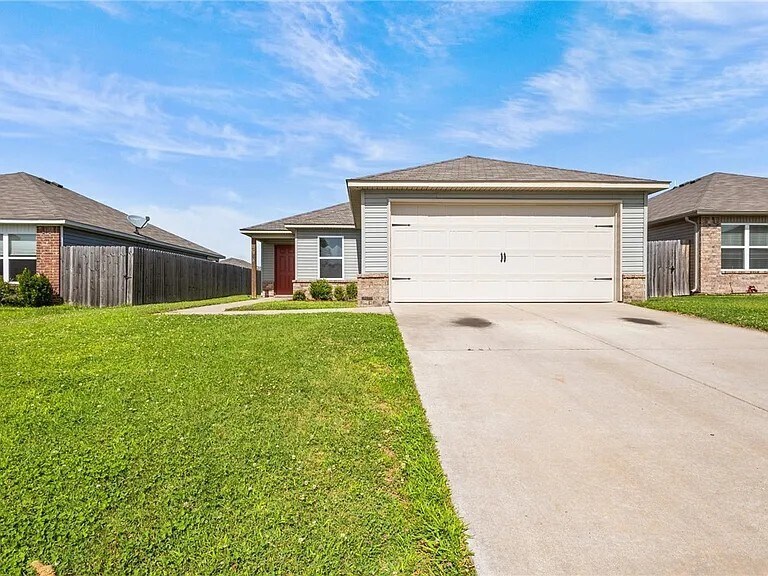 5018 W Claxton Cir in Fayetteville, AR - Building Photo