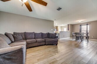 7828 Oxbow Way in San Antonio, TX - Building Photo - Building Photo