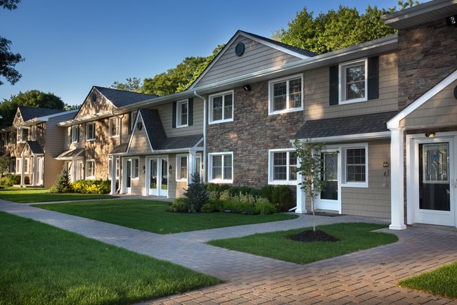 Fairfield Courtyard At Middle Island in Middle Island, NY - Building Photo - Building Photo