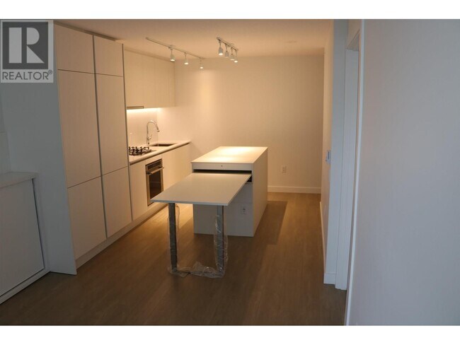 908 Quayside Dr in New Westminster, BC - Building Photo - Building Photo