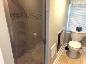 5804 Searl Ter, Unit 1 in Bethesda, MD - Foto de edificio - Building Photo