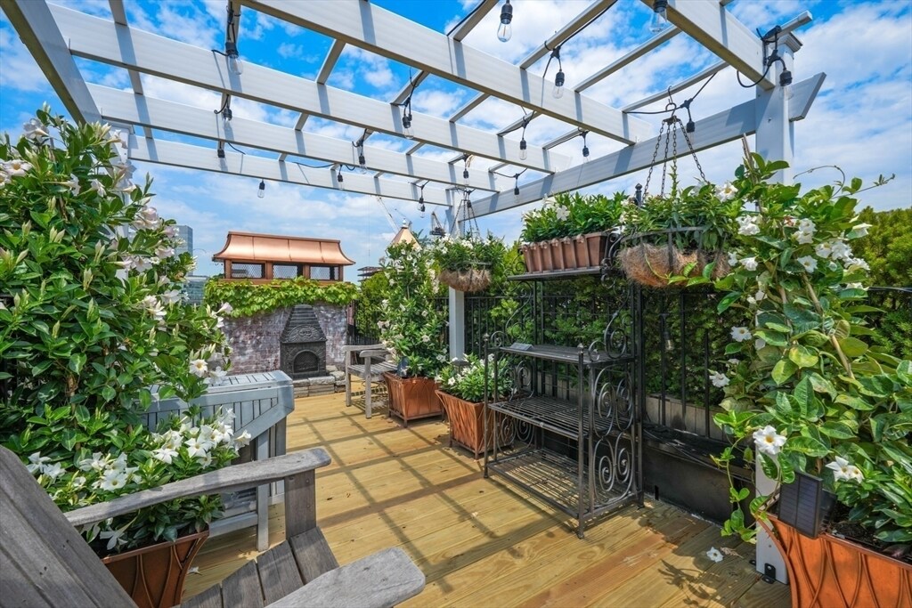 49 Grove St, Unit PH in Boston, MA - Building Photo