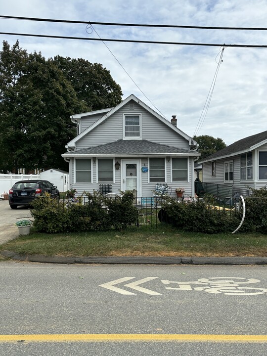 8 Hartford Ave in Old Lyme, CT - Building Photo