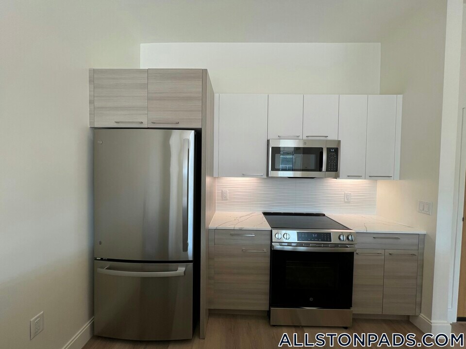 1079 Commonwealth Ave in Boston, MA - Building Photo