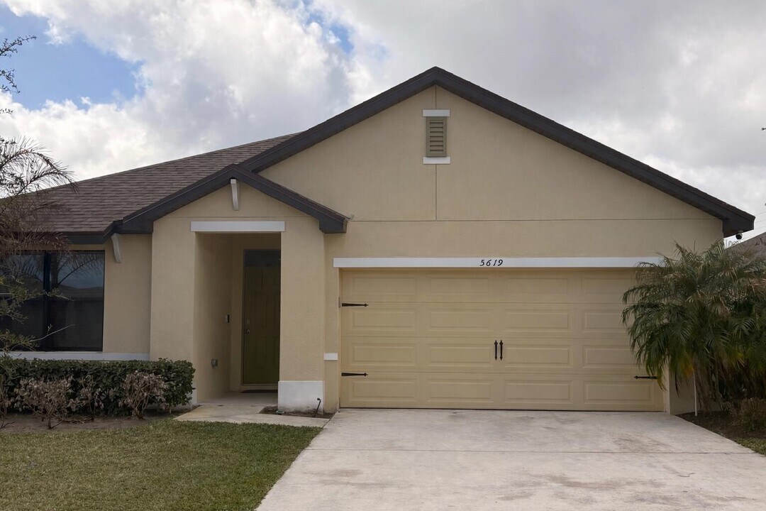 5619 Delight Dr in Fort Pierce, FL - Building Photo