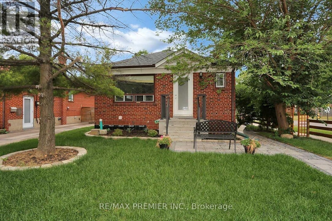 37 Silvercrest Ave in Toronto, ON - Building Photo