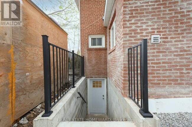 114 Old Sheppard Ave in Toronto, ON - Building Photo - Building Photo