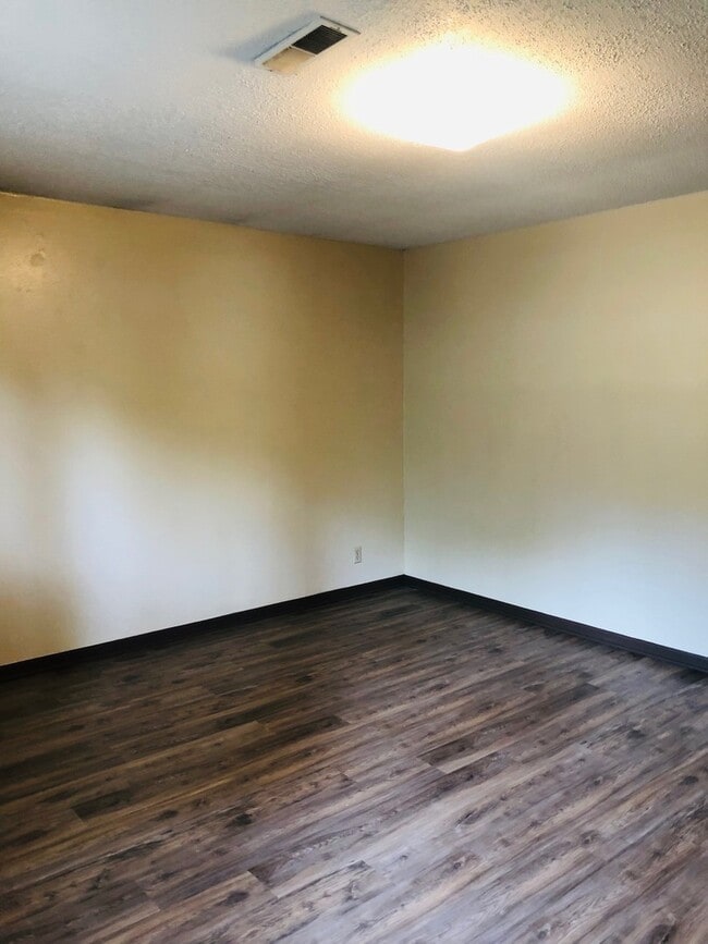 613 W 12th St in Junction City, KS - Building Photo - Building Photo