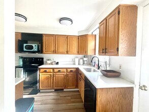 35 Cumberland St, Unit 2 in Brunswick, ME - Foto de edificio - Building Photo