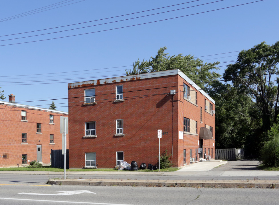 677 Fennell Ave E in Hamilton, ON - Building Photo