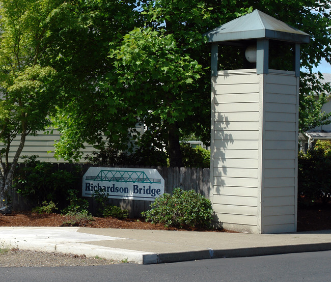 Richardson Bridge Apartments in Eugene, OR - Foto de edificio - Building Photo