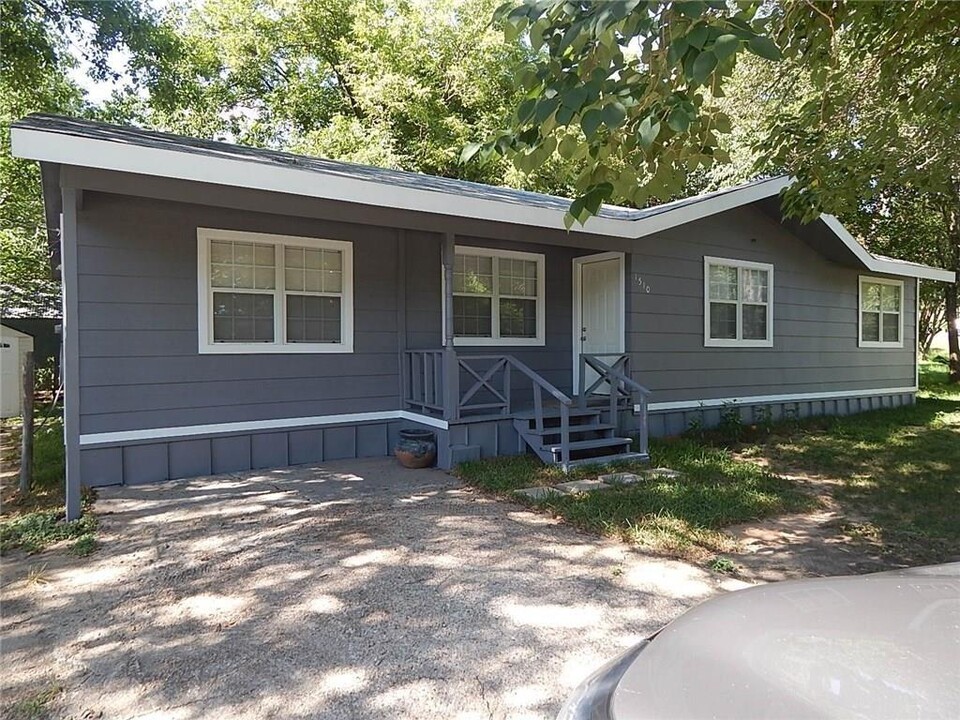 1510 Gordon St in Bastrop, TX - Building Photo