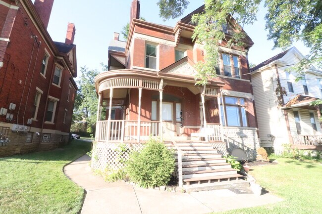 1375 Myrtle Ave in Cincinnati, OH - Building Photo - Building Photo