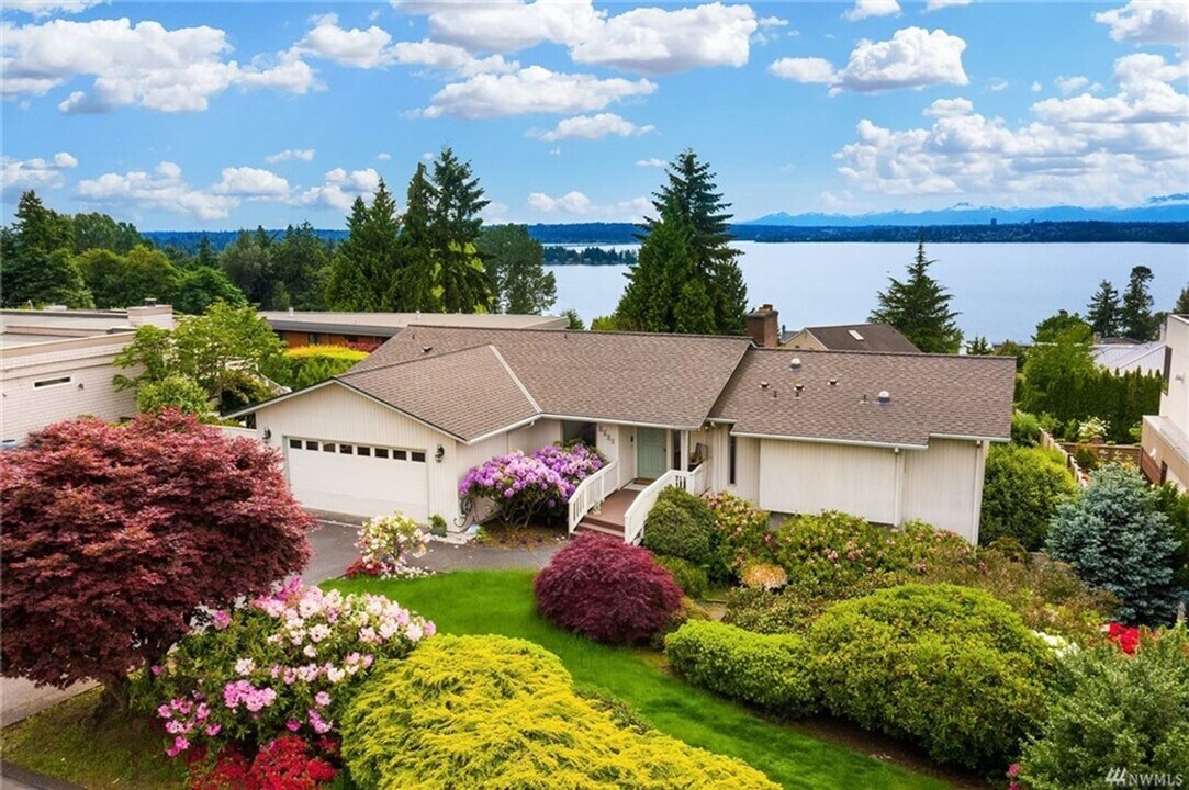 5523 105th Ave NE in Kirkland, WA - Building Photo