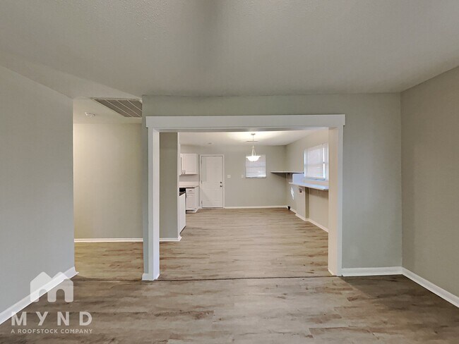 5575 Oglesby Rd in College Park, GA - Building Photo - Building Photo