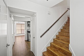 1998 Augusta Dr in Houston, TX - Building Photo - Building Photo