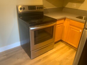 555 S Royal Crest Cir in Las Vegas, NV - Building Photo - Building Photo