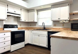 821 W Rosewood Dr in Bloomington, IN - Foto de edificio - Building Photo