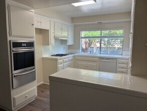 36 Marty Ct in Thousand Oaks, CA - Foto de edificio - Building Photo