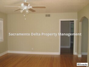 5617 V St in Sacramento, CA - Building Photo - Building Photo