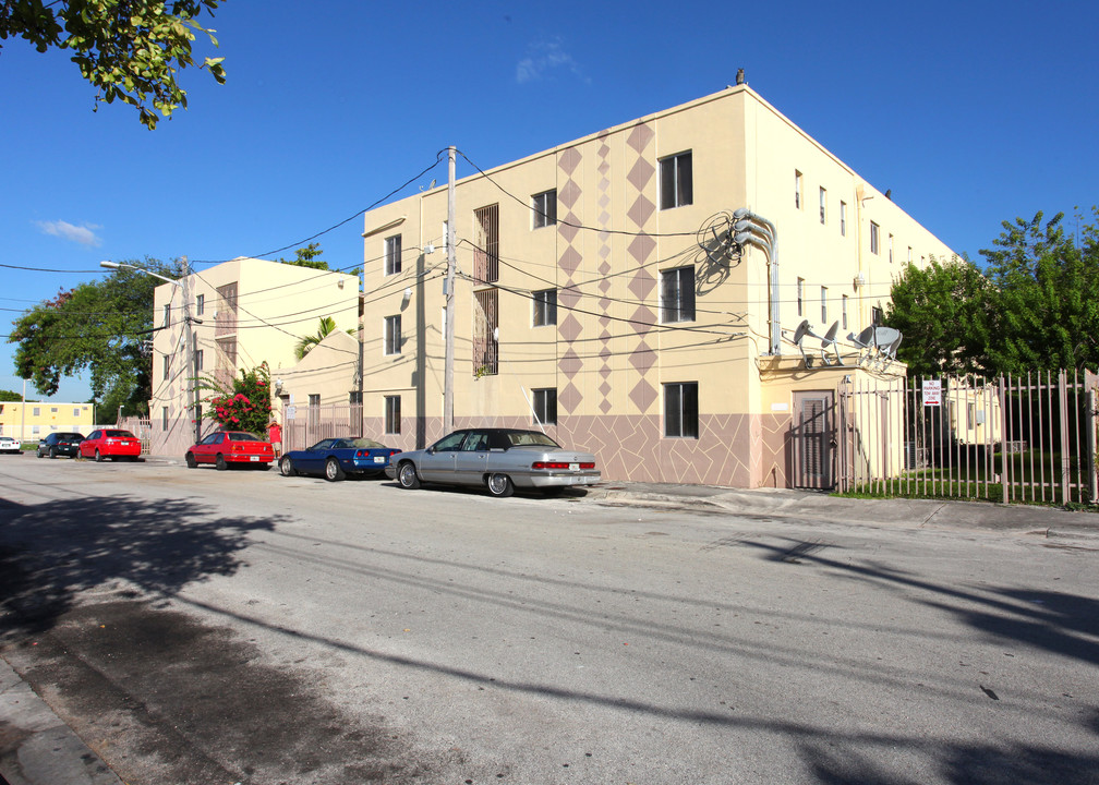 New Arena Square Apartments in Miami, FL - Building Photo