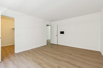 8800 Cedros Ave, Unit 8800 Cedros Ave in Panorama City, CA - Building Photo - Building Photo