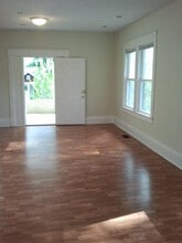 947 White St SW in Atlanta, GA - Foto de edificio - Building Photo