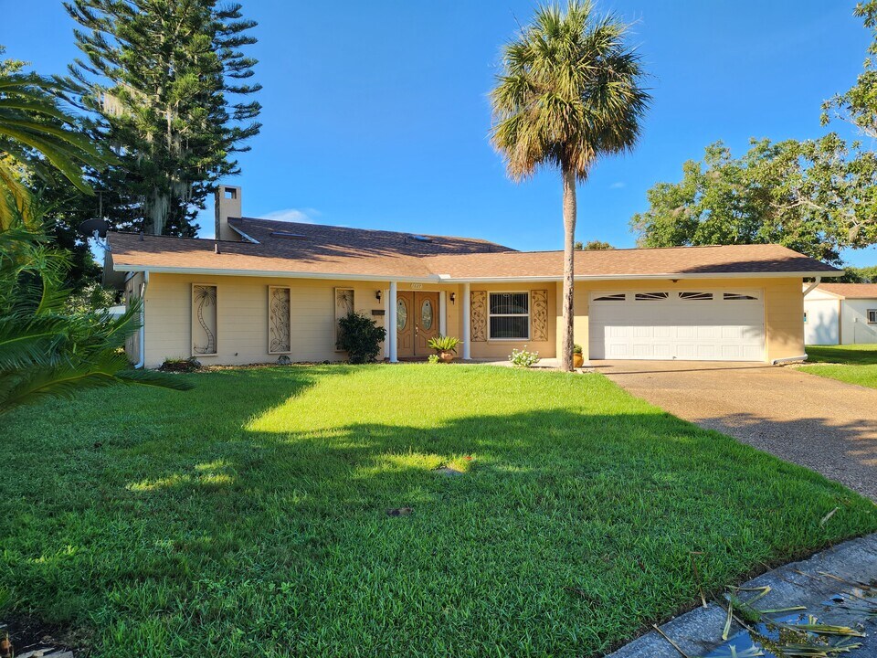 1627 Canal Ct in Tavares, FL - Building Photo