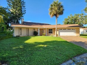 1627 Canal Ct in Tavares, FL - Foto de edificio - Building Photo