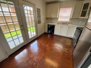 329 E Sale Rd in Lake Charles, LA - Building Photo - Building Photo