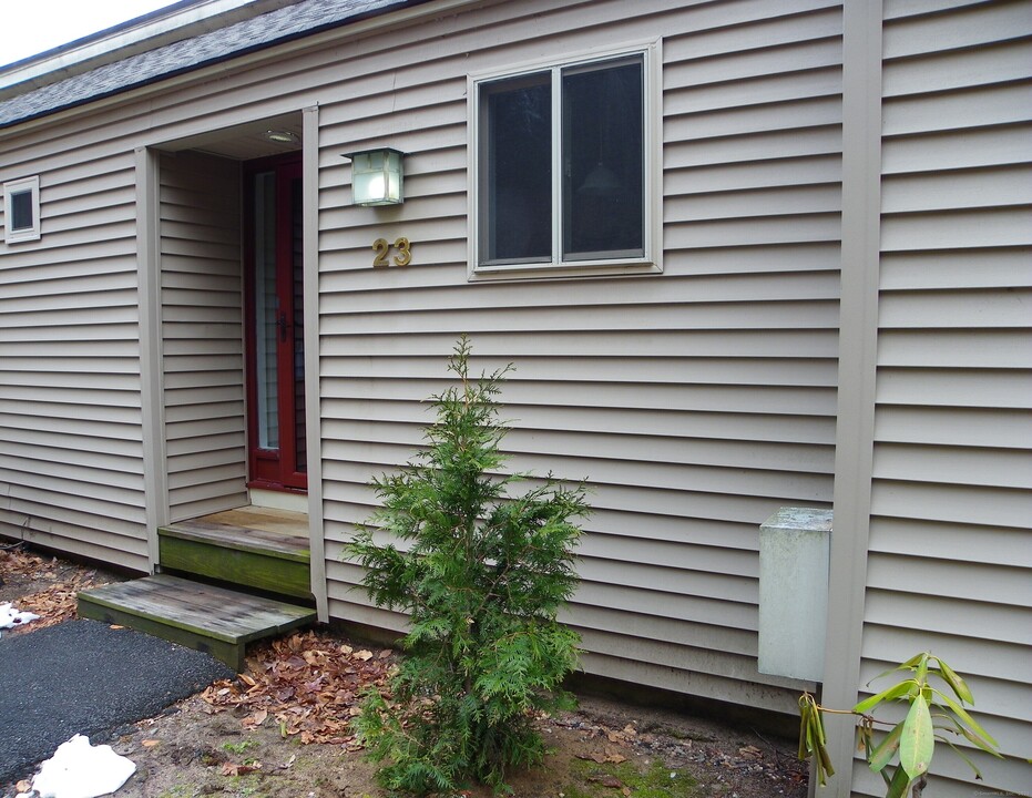 23 Library Ln in Simsbury, CT - Building Photo