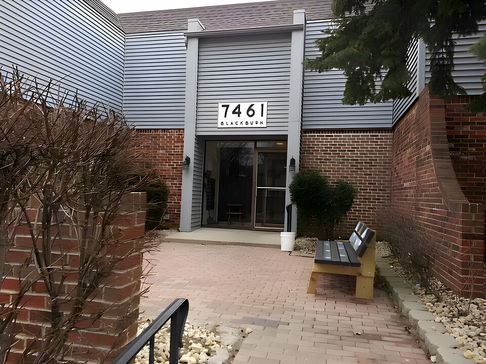 7461 Blackburn Ave, Unit #201 in Downers Grove, IL - Foto de edificio