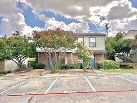 800 W Collins St in Denton, TX - Building Photo