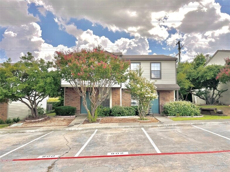 800 W Collins St in Denton, TX - Foto de edificio