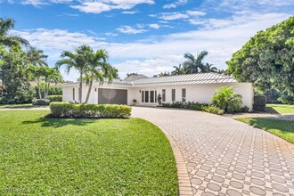 718 Old Trail Dr in Naples, FL - Foto de edificio - Building Photo