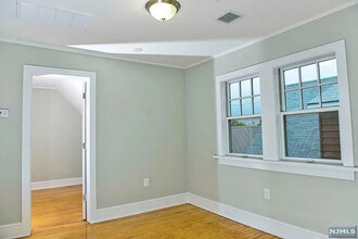 4 Hillside Ct, Unit 2nd Floor in Ridgefield, NJ - Building Photo - Building Photo