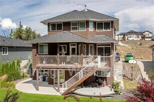 3083 Lakeview Cove Rd in West Kelowna, BC - Building Photo
