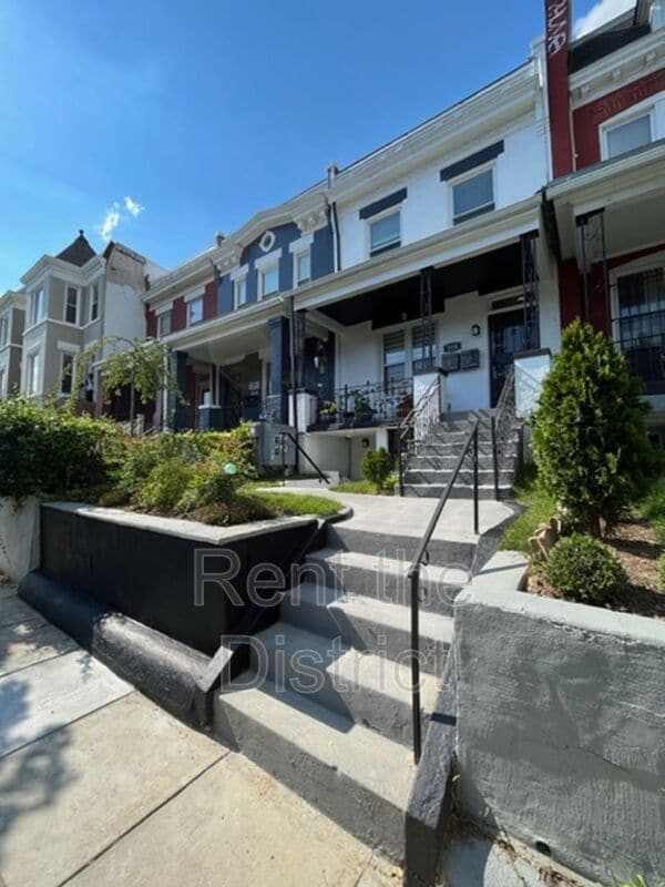 property at 318 Seaton Pl NE