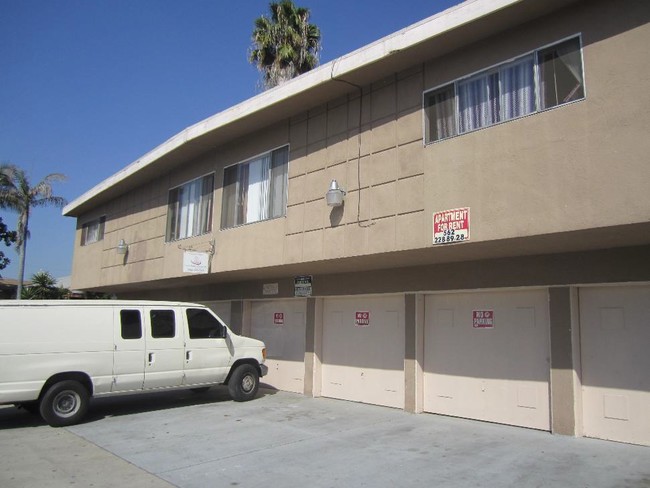 35 E Plymouth St in Long Beach, CA - Foto de edificio - Building Photo