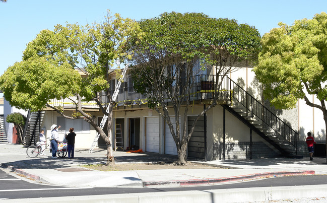 675 Hilton St in Redwood City, CA - Foto de edificio - Building Photo