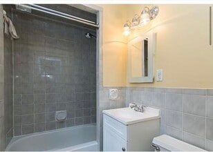 130 Fremont Ave, Unit 2L in Everett, MA - Foto de edificio - Building Photo