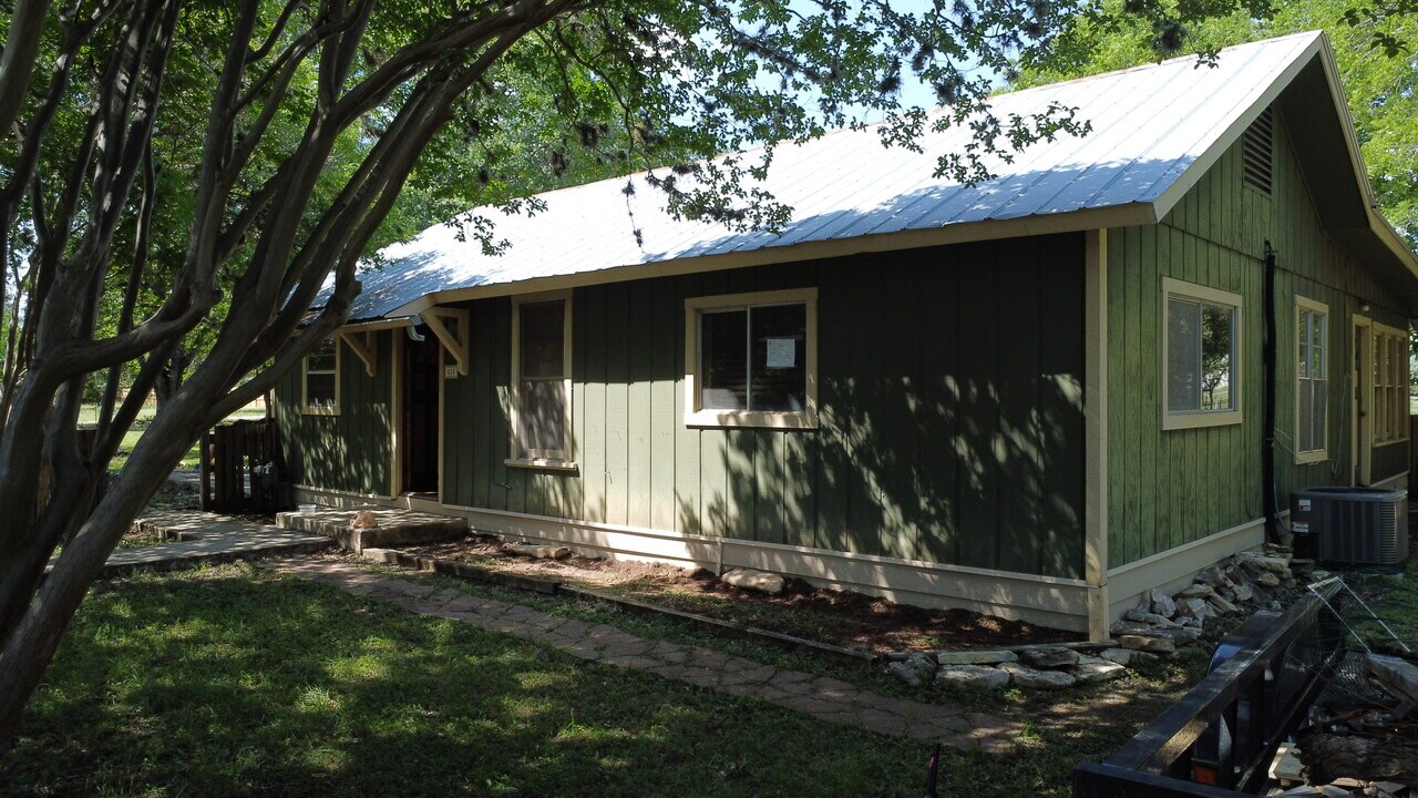 414 3rd St in Bandera, TX - Building Photo