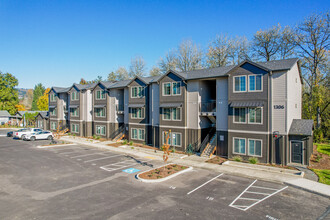 Meadow Brook Villas in Newberg, OR - Foto de edificio - Building Photo