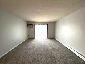 2106 Valleyhigh Dr NW, Unit 108 in Rochester, MN - Foto de edificio - Building Photo